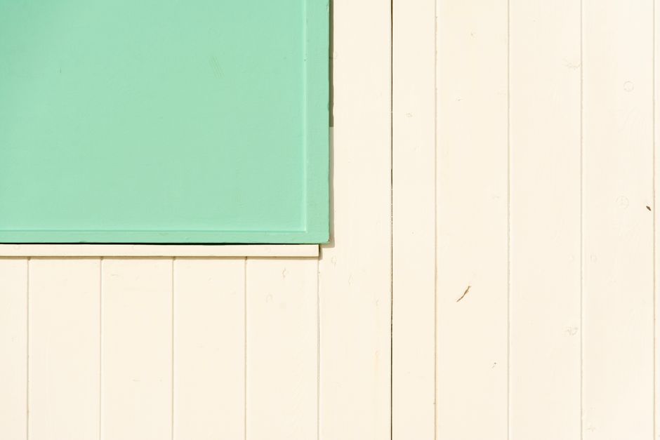 Minimalistische woonkamer inclusief neo-mint muuraccenten.
