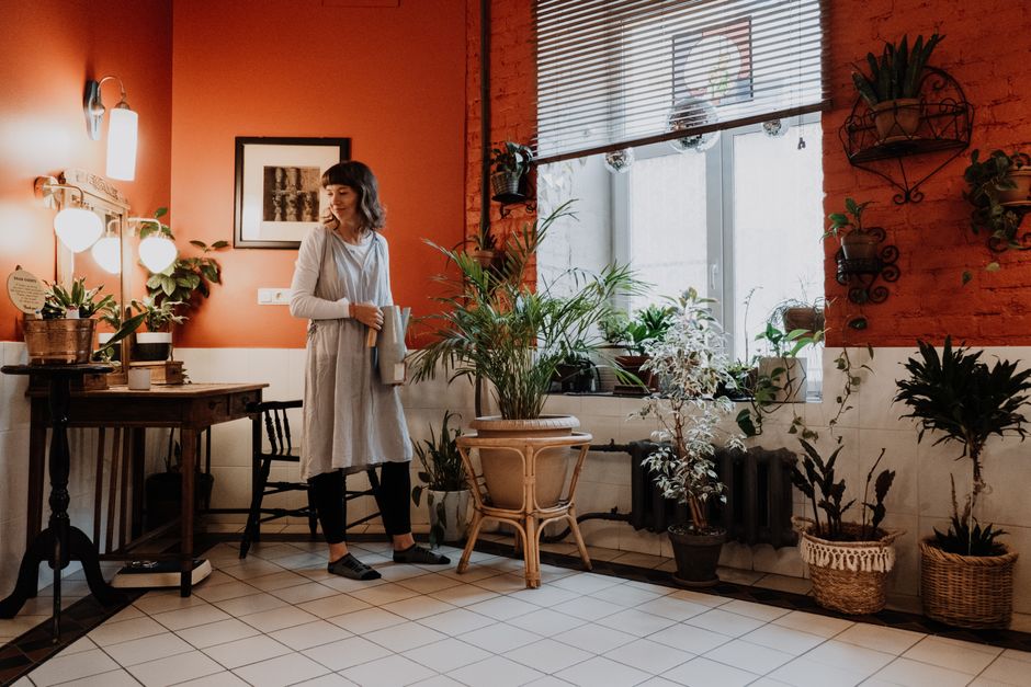 Heldere kamer met terracotta gordijnaccenten.