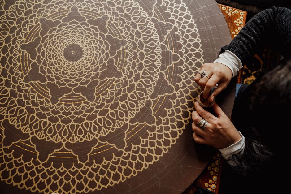 Eigentijds interieur met Marokkaanse canvas kunst.