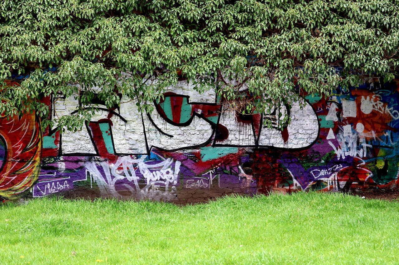 Epische vulkaanuitbarsting verlicht avondhemel.