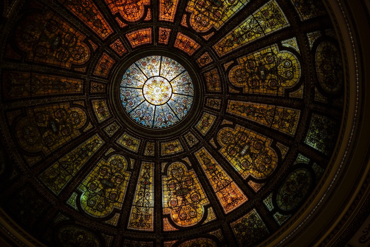 Tafeldecoratie van glazen vormen en geometrie.