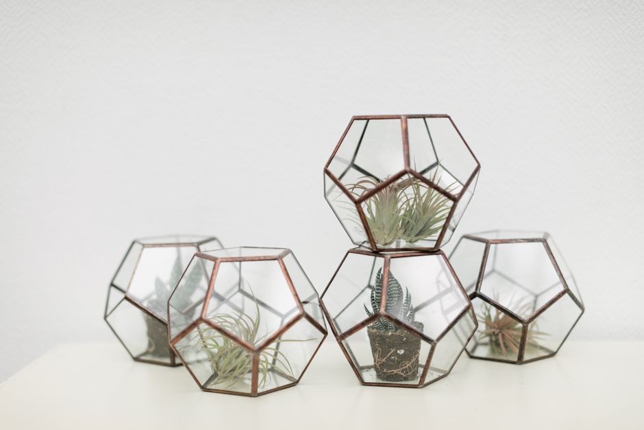 Geometrische glazen hangers in zonlicht.