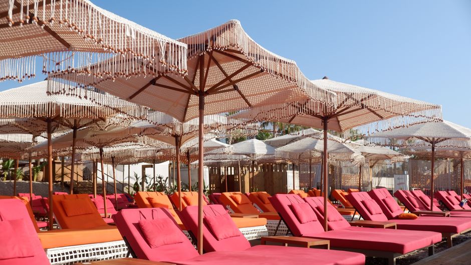 Houten parasol met warme herfsttinten. Houten parasol met warme herfsttinten.