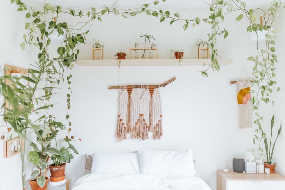 Aardetinten muurdecoratie in sfeervolle slaapkamer.