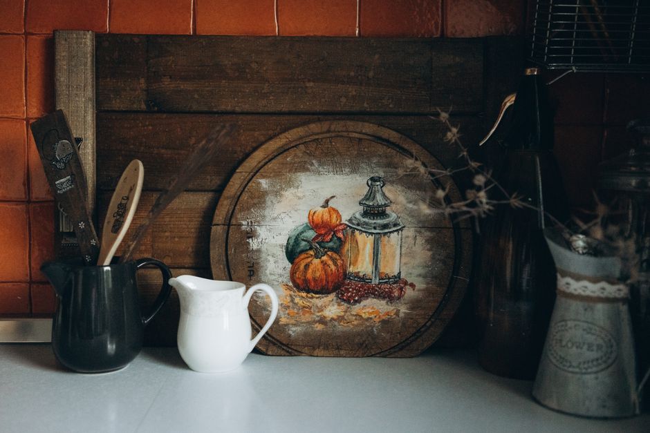 Oma's handgemaakte appeltaart met herfstkruiden. Oma's handgemaakte appeltaart met herfstkruiden.